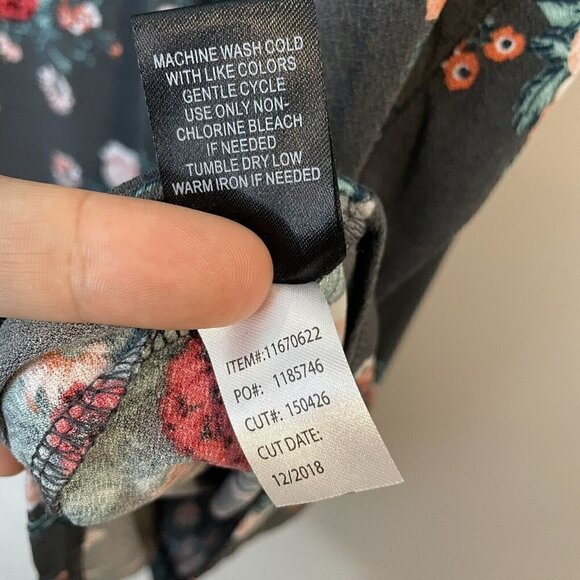 Torrid Grey Floral Crepe Tank Top Sz 2 Gray Stretchy Soft Sleeveless Casual EUC - Picture 9 of 9